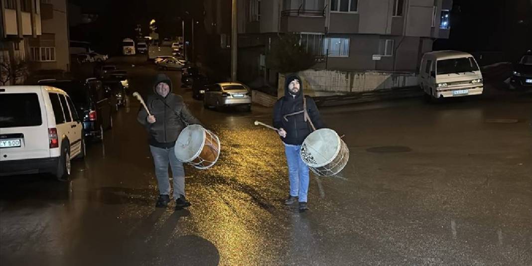 Geleneksel mesleği baba-oğul yaşatıyor: Dede mesleğiyle Ramazanı canlandırıyorlar 1